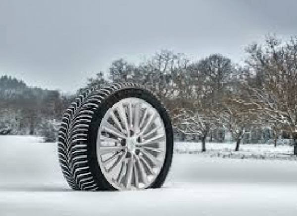 Atenție, șoferi! Poliția anunță că au devenit obligatorii anvelopele de iarnă: amenzile sunt URIAȘE